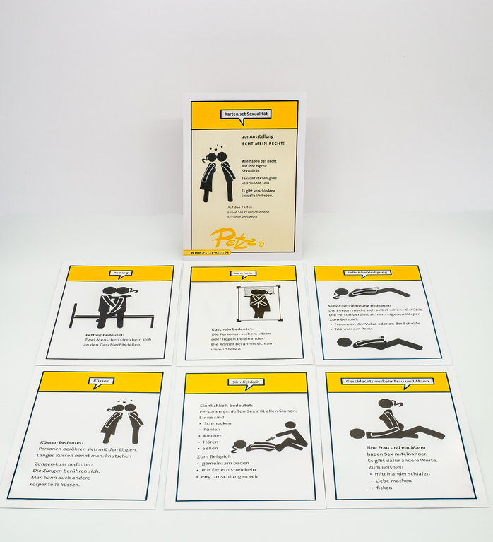 Auf einem weißen Hintergrund ist ein Kartenset zum Thema Sexualität ausgelegt. Oben steht eine aufrechte Karte mit der Überschrift „Karten-Set Sexualität“ und kurzen erklärenden Texten zu Selbstbestimmung und sexueller Vielfalt. Darunter liegen mehrere quadratische Karten in Reihen. Sie zeigen einfache schwarz-weiße Piktogramme von Menschen und Paaren sowie Überschriften wie „Petting“, „Kuscheln“ und „Sexuelle Handlungen“.