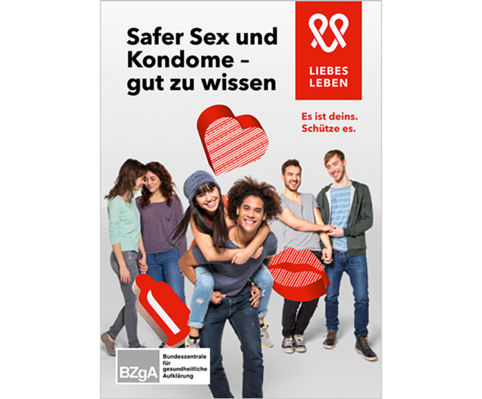 Titelbild einer Broschüre mit der Überschrift „Safer Sex und Kondome – gut zu wissen“. Rechts oben ist das Logo „LIEBESLEBEN“ mit dem Slogan „Es ist deins. Schütze es.“ zu sehen. Im Vordergrund stehen mehrere junge Erwachsene, teils als Paare, die sich anlächeln, umarmen oder an den Händen halten. Eine Person trägt eine andere auf dem Rücken. Zwischen den Personen sind grafische Symbole wie ein Herz, Lippen und ein Kondom abgebildet. Unten ist das Logo der Bundeszentrale für gesundheitliche Aufklärung (BZgA) zu sehen.