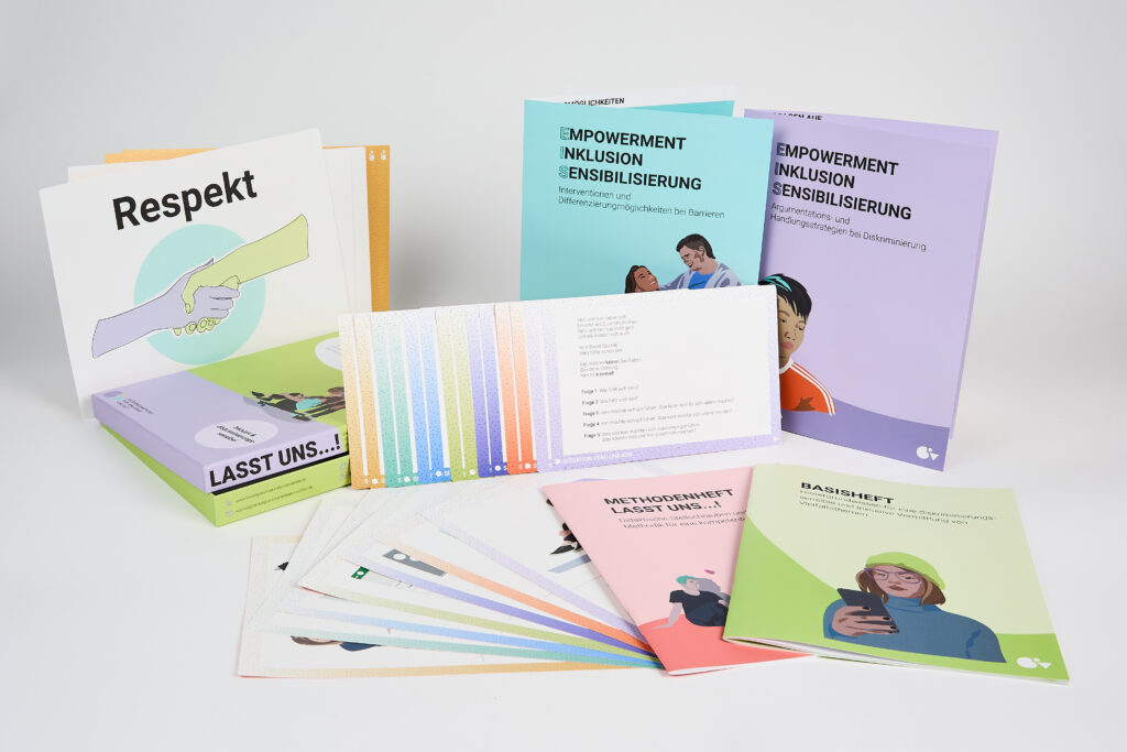 Auf einem hellen Hintergrund sind verschiedene Bildungs- und Arbeitsmaterialien ausgebreitet. Zu sehen sind mehrere Broschüren, Hefte und Karten in unterschiedlichen Farben. Links liegt ein Kartenset mit dem Titel „Respekt“, auf dem eine Illustration von zwei sich reichenden Händen zu sehen ist, daneben eine Box mit der Aufschrift „Lasst uns…!“. In der Mitte sind viele Karten fächerförmig ausgelegt. Rechts stehen mehrere Broschüren mit Titeln wie „Empowerment, Inklusion, Sensibilisierung“, „Methodenheft Lasst uns…“ und „Basisheft“, jeweils mit gezeichneten Personen auf den Covern.