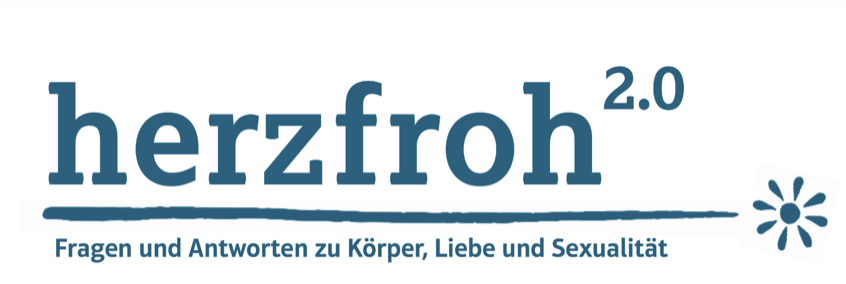 Logo ‚herzfroh 2.0‘ mit dem Untertitel ‚Fragen und Antworten zu Körper, Liebe und Sexualität‘. Rechts neben dem Schriftzug befindet sich ein kleines grafisches Symbol.“