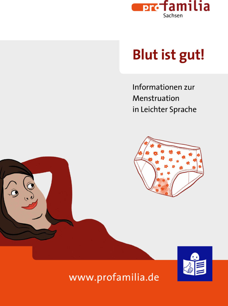 Titelbild einer Broschüre von pro familia Sachsen. Der Titel lautet: ‚Blut ist gut!‘ Darunter steht: ‚Informationen zur Menstruation in Leichter Sprache‘. Im unteren Bildbereich ist eine gezeichnete Person zu sehen, die entspannt liegt und lächelt. Rechts daneben ist eine Unterhose mit einem sichtbaren Blutfleck dargestellt, als Symbol für Menstruation. Unten im Bild steht die Internetadresse ‚www.profamilia.de‘.